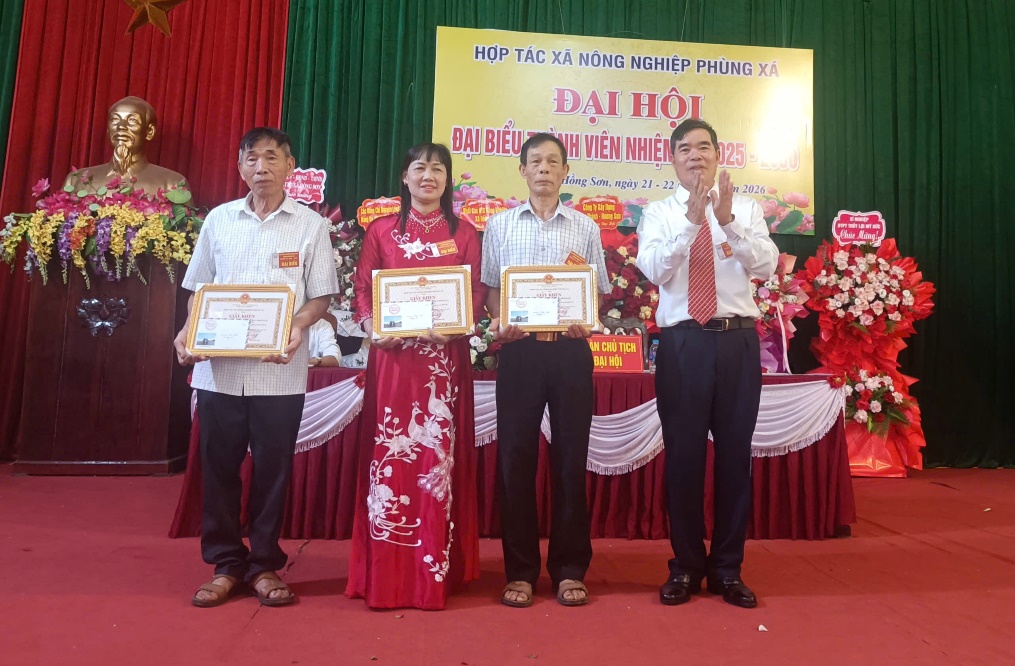 C:\Users\Windows\Desktop\khen thưởng tập thể, cá nhân có thành tích xuất sắc trong phong trào sản xuất nông nghiệp giai đoạn 2020-2025.jpg