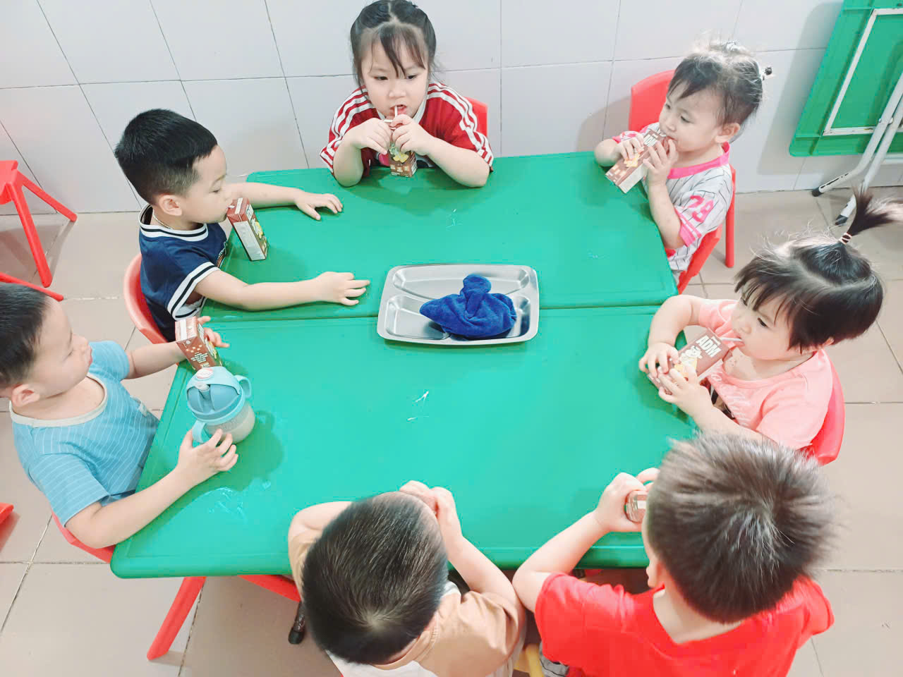 Tặng sữa trong chương trình “Quỹ sữa Vương cao Việt Nam”- Ảnh 2.