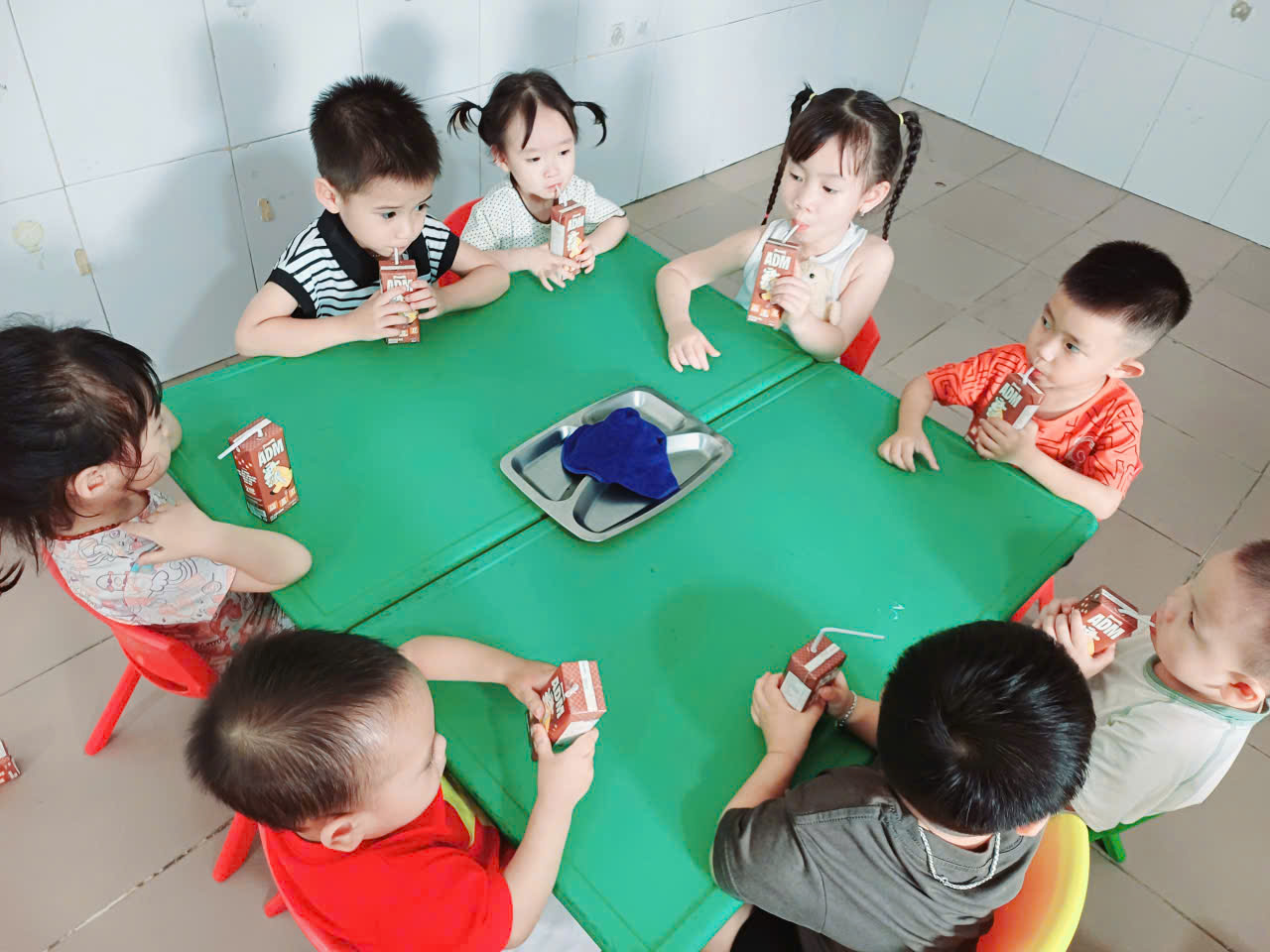 Tặng sữa trong chương trình “Quỹ sữa Vương cao Việt Nam”- Ảnh 3.