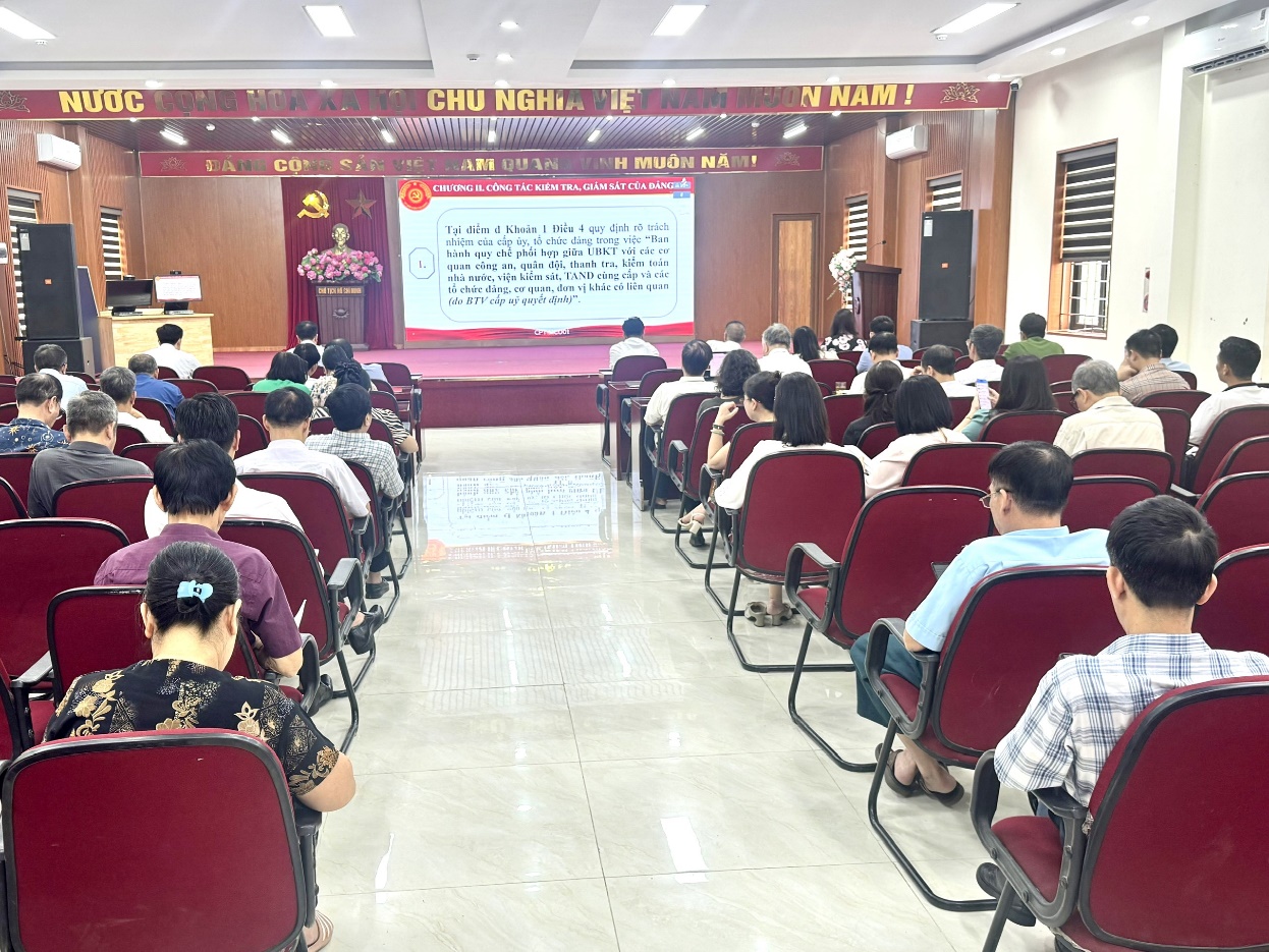 Đảng uỷ phường Định Công quán triệt Nghị quyết số 05 của Bộ Chính trị về "Đổi mới, nâng cao hiệu lực công tác kiểm tra, giám sát và kỷ luật đảng”- Ảnh 1.