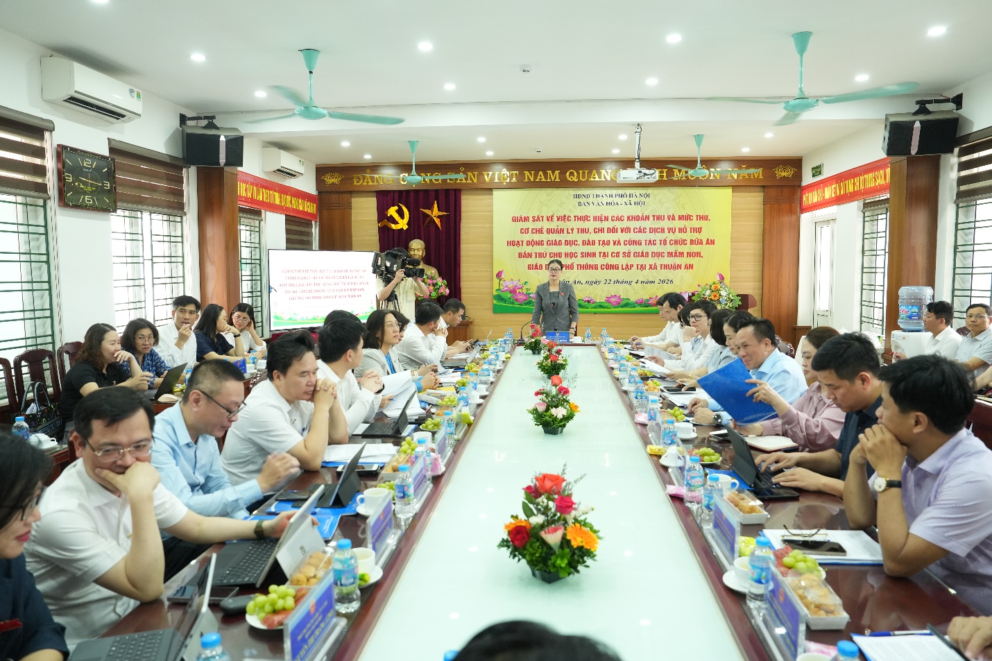 Ảnh có chứa trang phục, trong nhà, người, đàn ông  Nội dung do AI tạo ra có thể không chính xác.