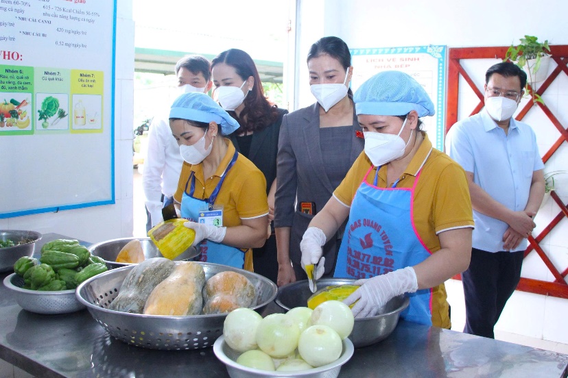 Ảnh có chứa trang phục, người, đàn ông, thực phẩm  Nội dung do AI tạo ra có thể không chính xác.