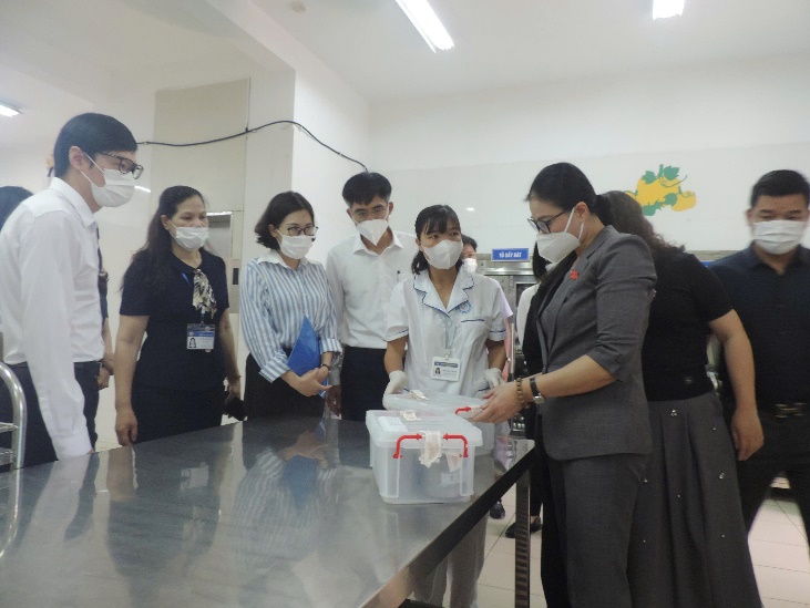 Ảnh có chứa trang phục, đàn ông, người, trong nhà  Nội dung do AI tạo ra có thể không chính xác.