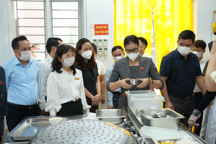 Ảnh có chứa trang phục, người, đàn ông, trong nhà  Nội dung do AI tạo ra có thể không chính xác.