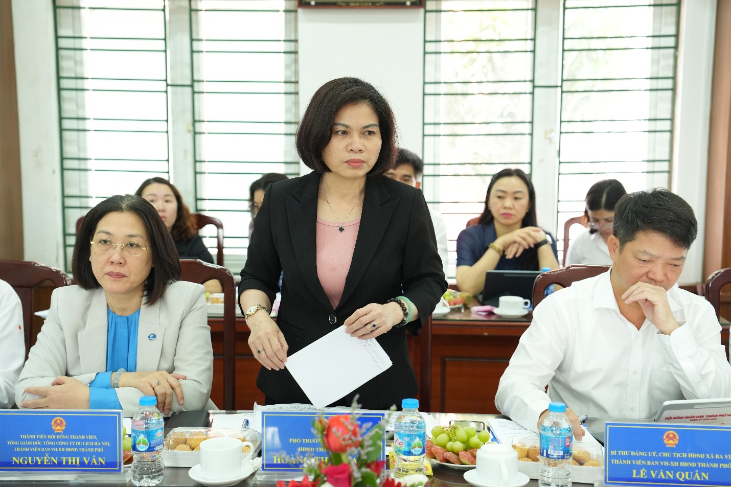 Ảnh có chứa người, trang phục, Mặt người, trong nhà  Nội dung do AI tạo ra có thể không chính xác.