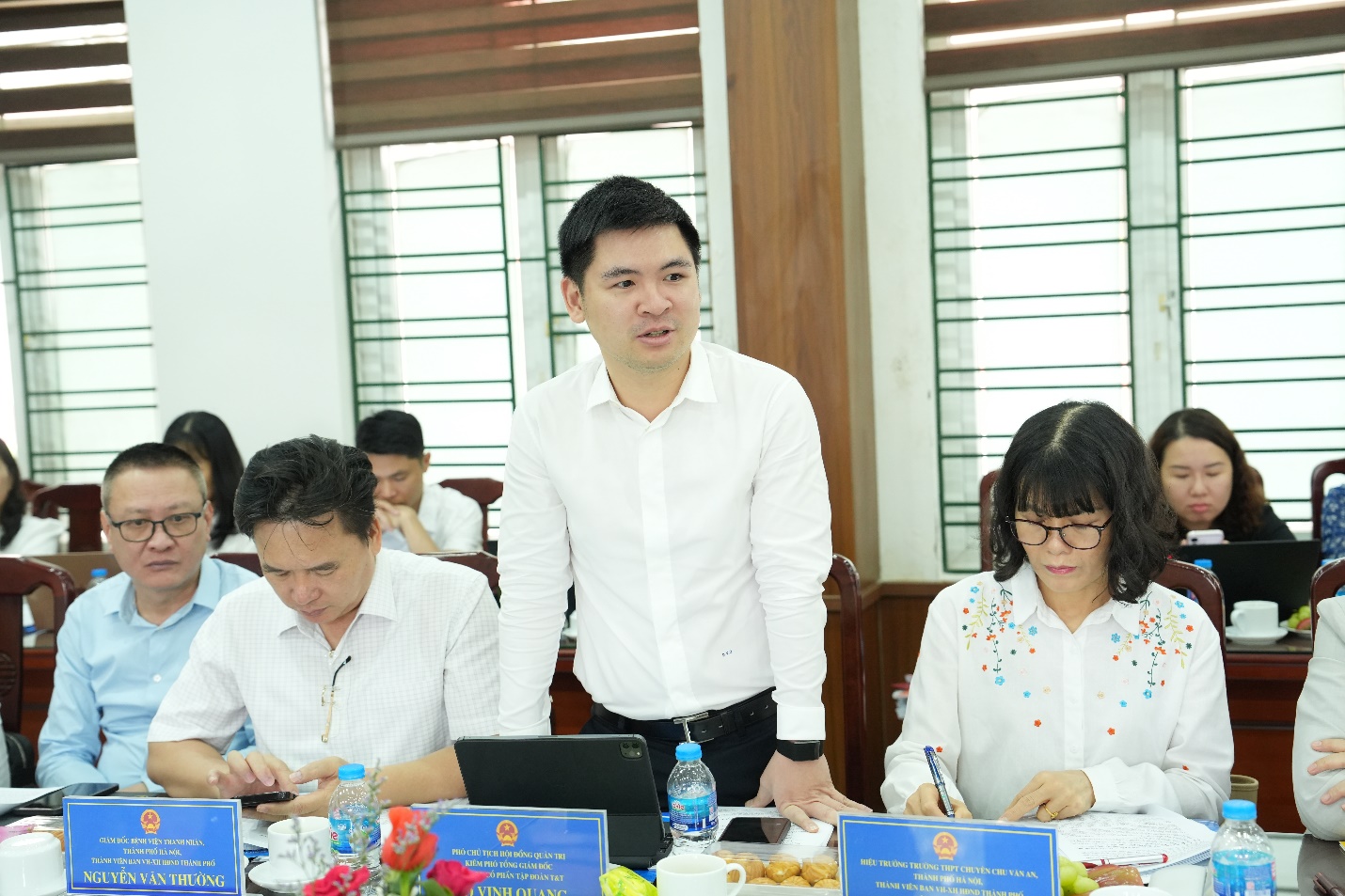 Ảnh có chứa trang phục, người, Mặt người, trong nhà  Nội dung do AI tạo ra có thể không chính xác.