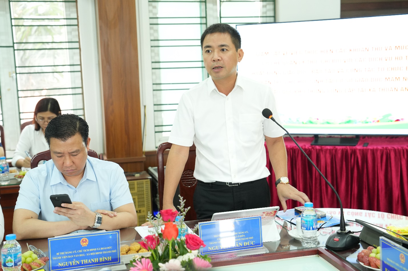 Ảnh có chứa trang phục, người, trong nhà, hoa  Nội dung do AI tạo ra có thể không chính xác.