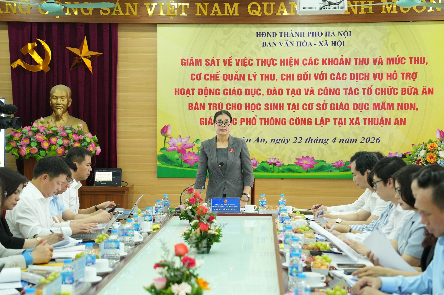 Ảnh có chứa trang phục, hoa, người, trong nhà  Nội dung do AI tạo ra có thể không chính xác.