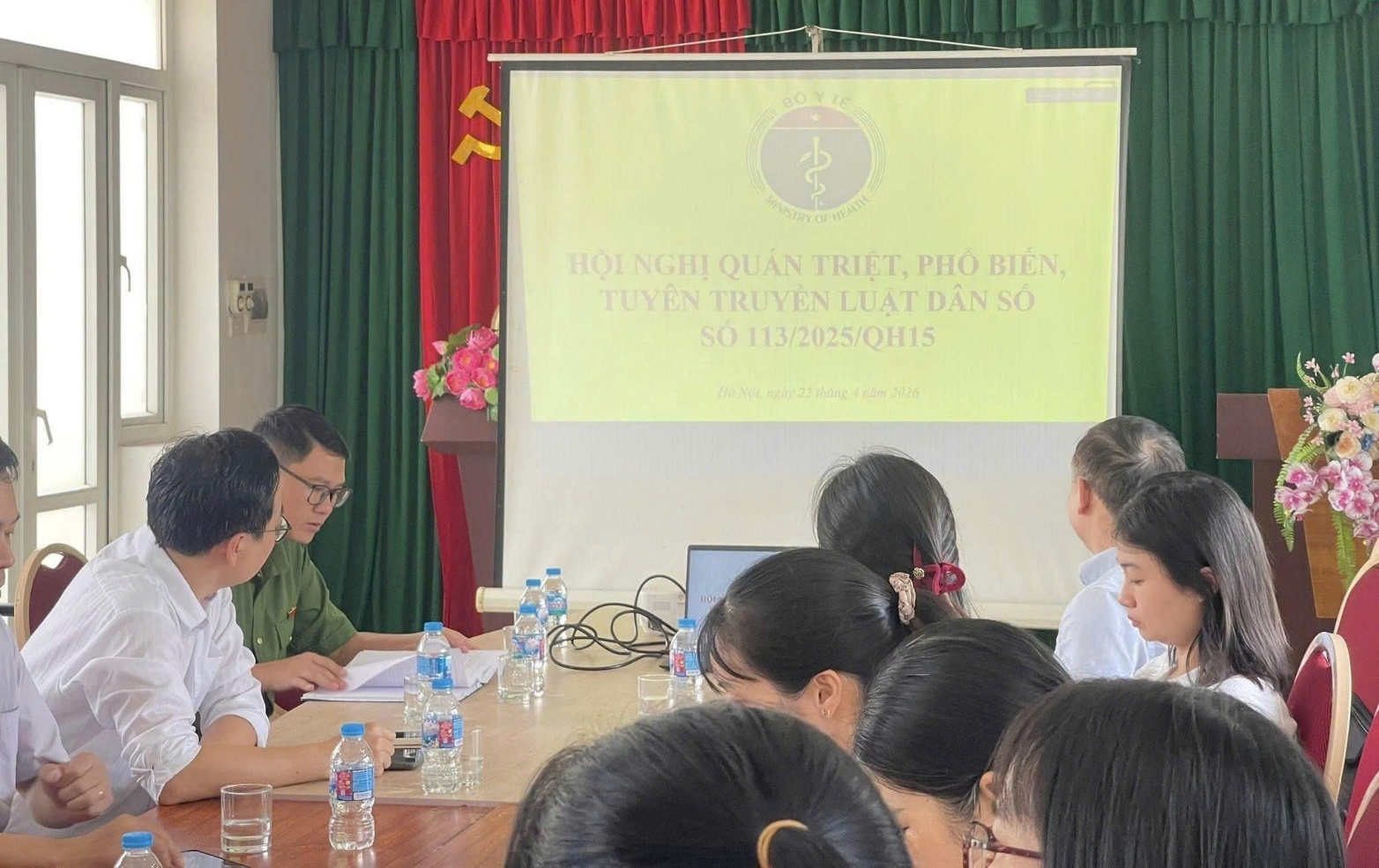 Ảnh có chứa trang phục, Mặt người, phụ nữ, trong nhà  Nội dung do AI tạo ra có thể không chính xác.