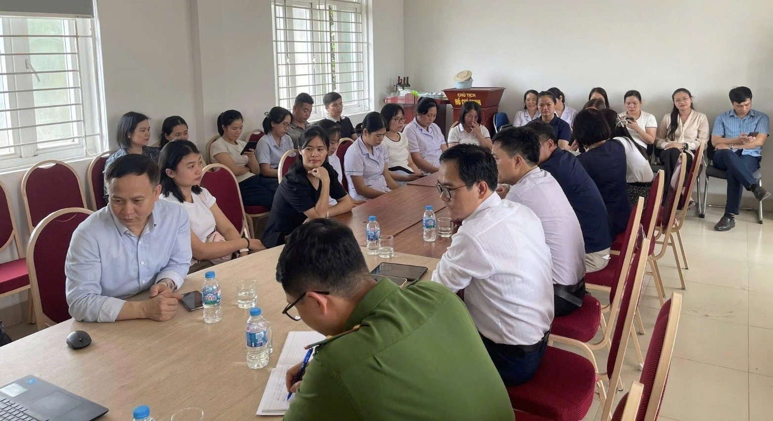 Ảnh có chứa trang phục, người, trong nhà, con người  Nội dung do AI tạo ra có thể không chính xác.