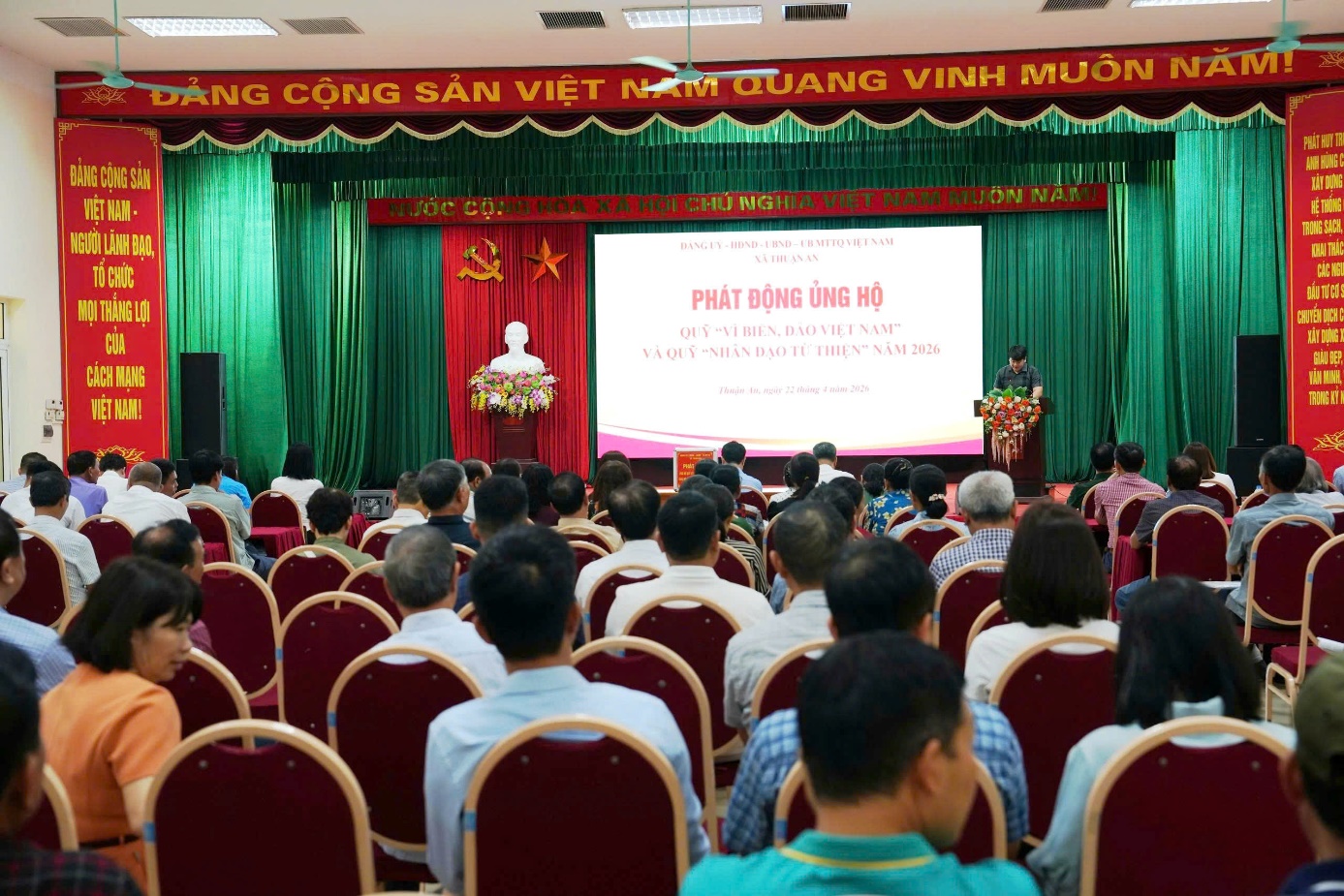 Ảnh có chứa trang phục, thính phòng, trong nhà, người  Nội dung do AI tạo ra có thể không chính xác.