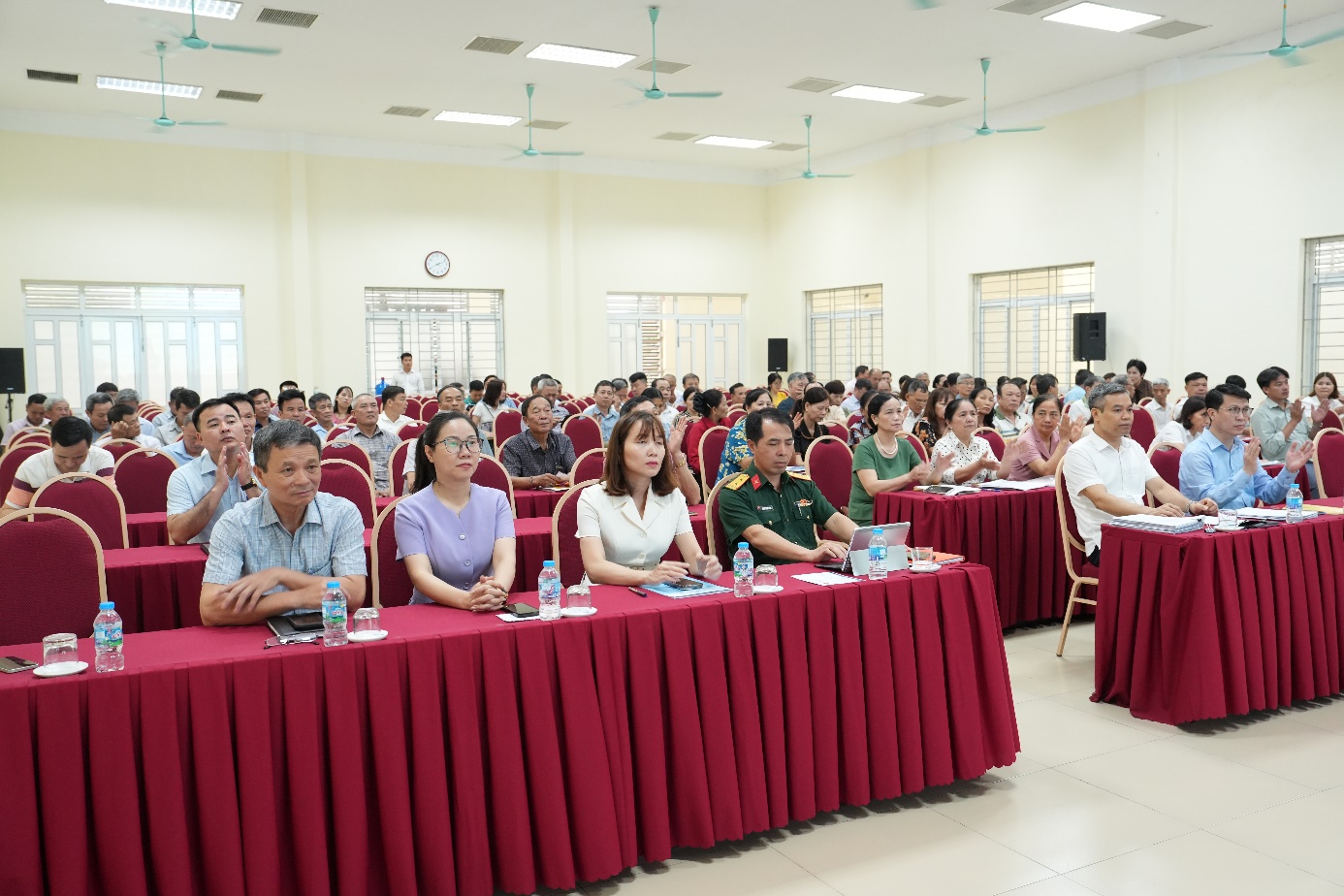 Ảnh có chứa trang phục, trong nhà, người, phụ nữ  Nội dung do AI tạo ra có thể không chính xác.