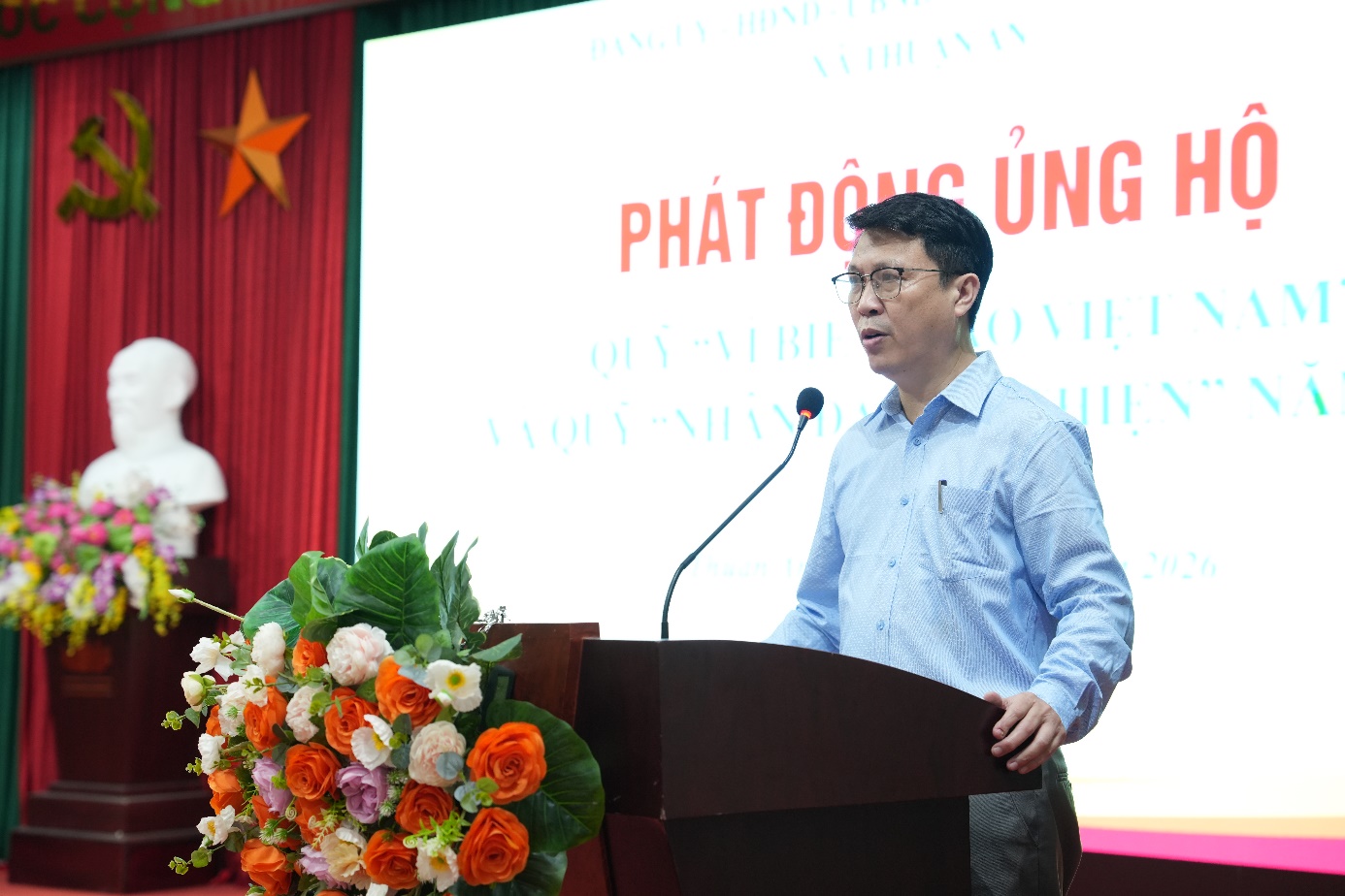 Ảnh có chứa trang phục, người, Người phát biểu, Diễn thuyết công cộng  Nội dung do AI tạo ra có thể không chính xác.