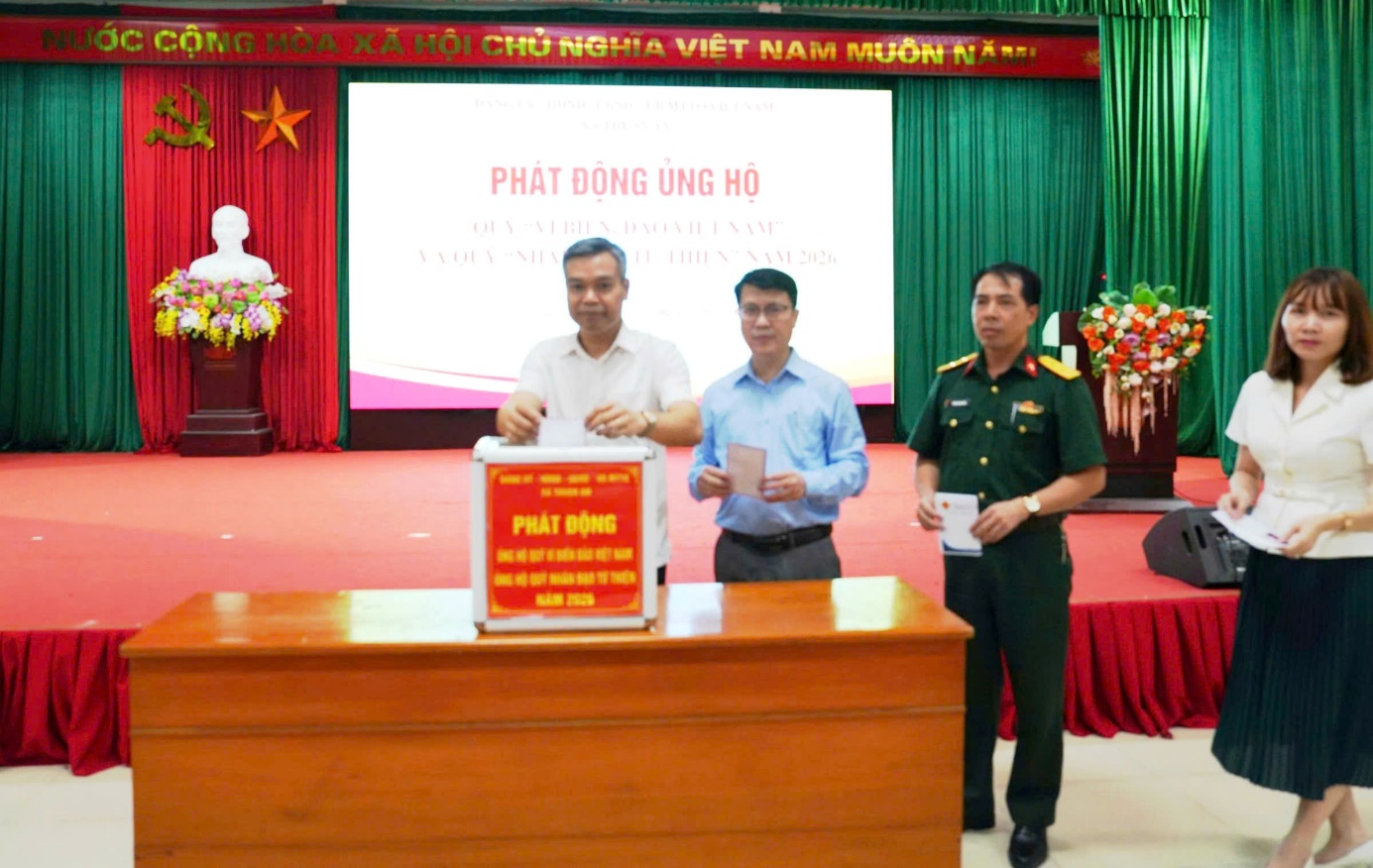 Ảnh có chứa trang phục, người, trong nhà, đàn ông  Nội dung do AI tạo ra có thể không chính xác.