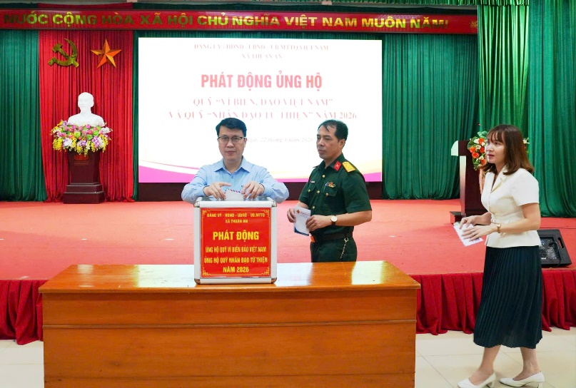 Ảnh có chứa trang phục, người, trong nhà, Mặt người  Nội dung do AI tạo ra có thể không chính xác.