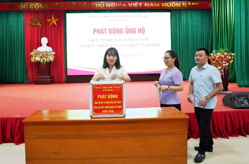 Ảnh có chứa trang phục, người, trong nhà, đám tang  Nội dung do AI tạo ra có thể không chính xác.