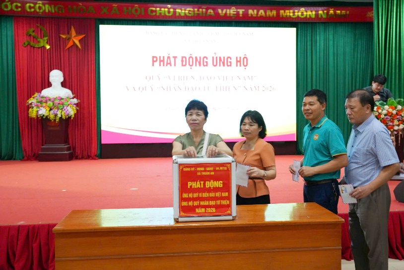 Ảnh có chứa trang phục, người, trong nhà, Mặt người  Nội dung do AI tạo ra có thể không chính xác.