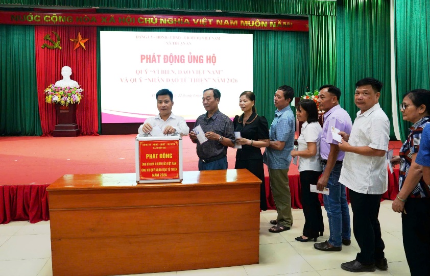 Ảnh có chứa trang phục, người, trong nhà, đàn ông  Nội dung do AI tạo ra có thể không chính xác.