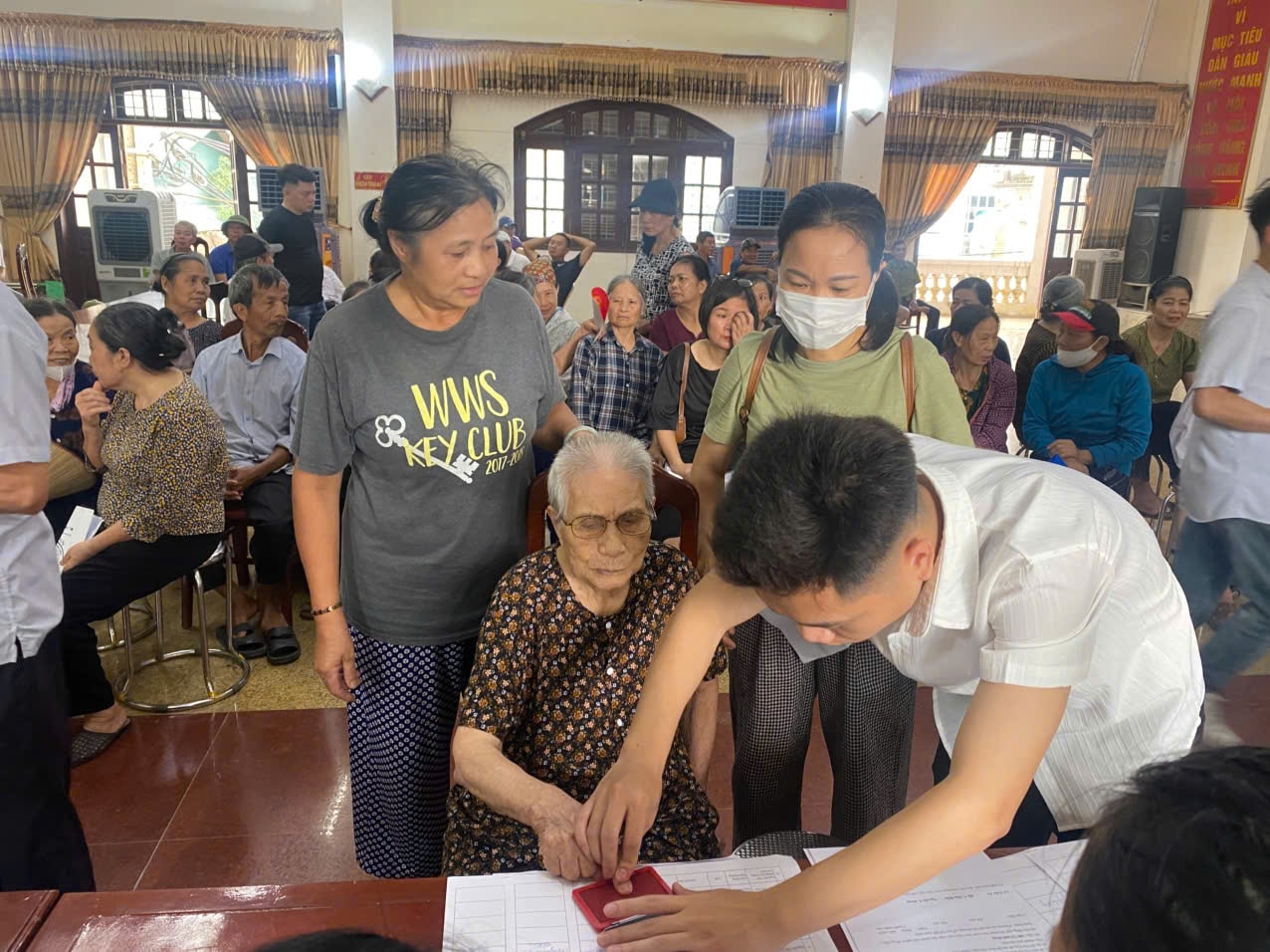 Hai con dâu dìu cụ bà 96 tuổi đến nhận kinh phí GPMB dự án Khu đô thị Olympic- Ảnh 2.