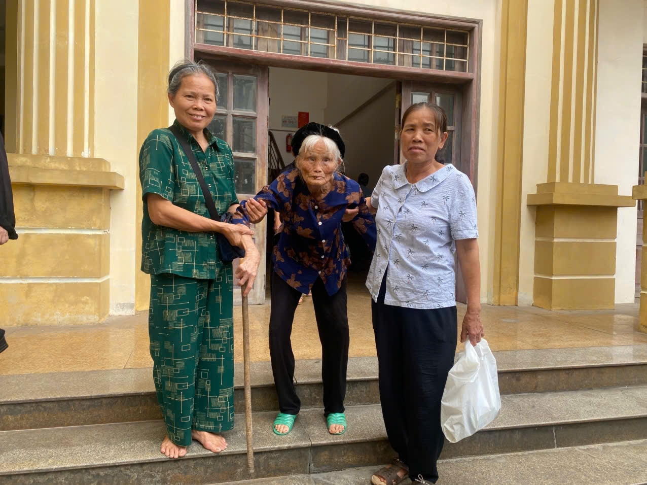 Hai con dâu dìu cụ bà 96 tuổi đến nhận kinh phí GPMB dự án Khu đô thị Olympic- Ảnh 1.