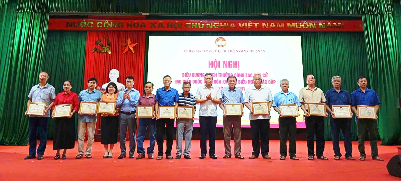 A group of people holding certificates  AI-generated content may be incorrect.