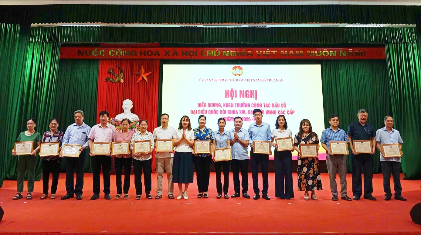 A group of people holding certificates  AI-generated content may be incorrect.