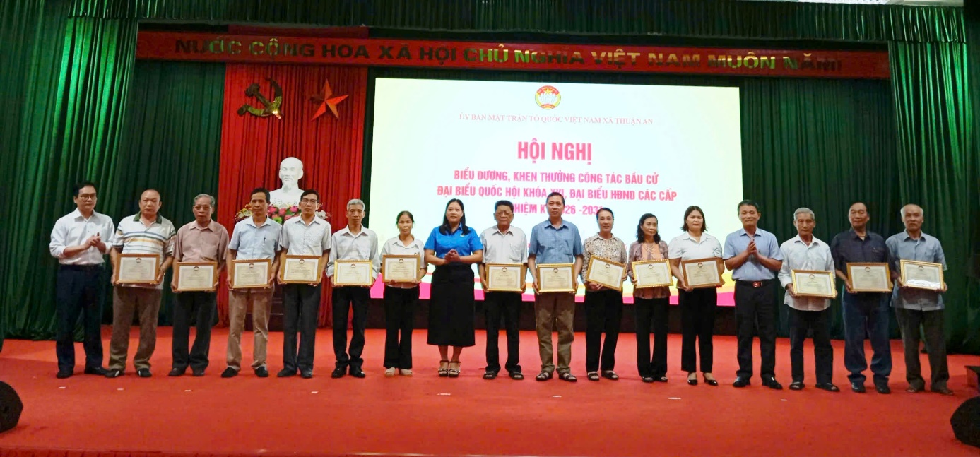 A group of people holding certificates  AI-generated content may be incorrect.