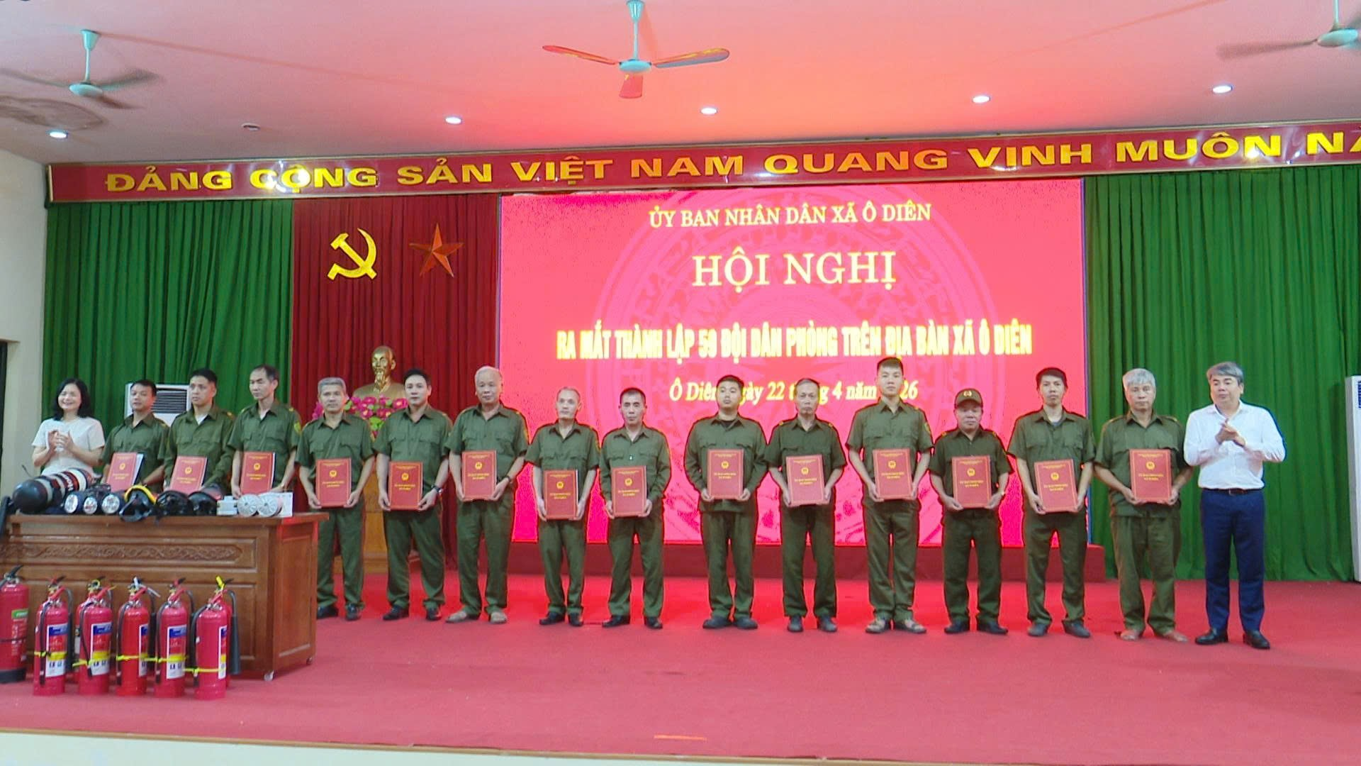 Ủy ban nhân dân xã tổ chức ra mắt 59 Đội dân phòng trên địa bàn- Ảnh 2.