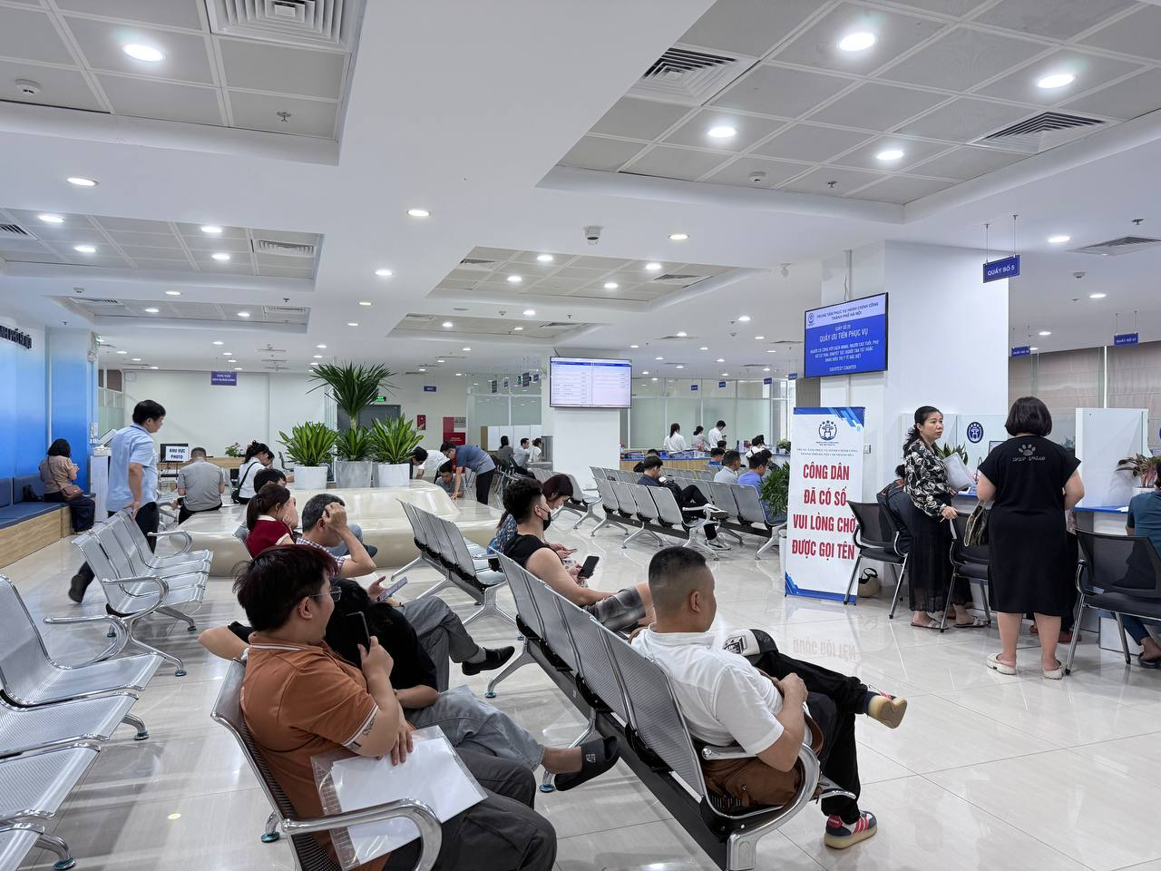 Hà Nội áp dụng “làn xanh” cho 6 thủ tục hành chính về lao động nước ngoài, rút ngắn mạnh thời gian xử lý- Ảnh 1.