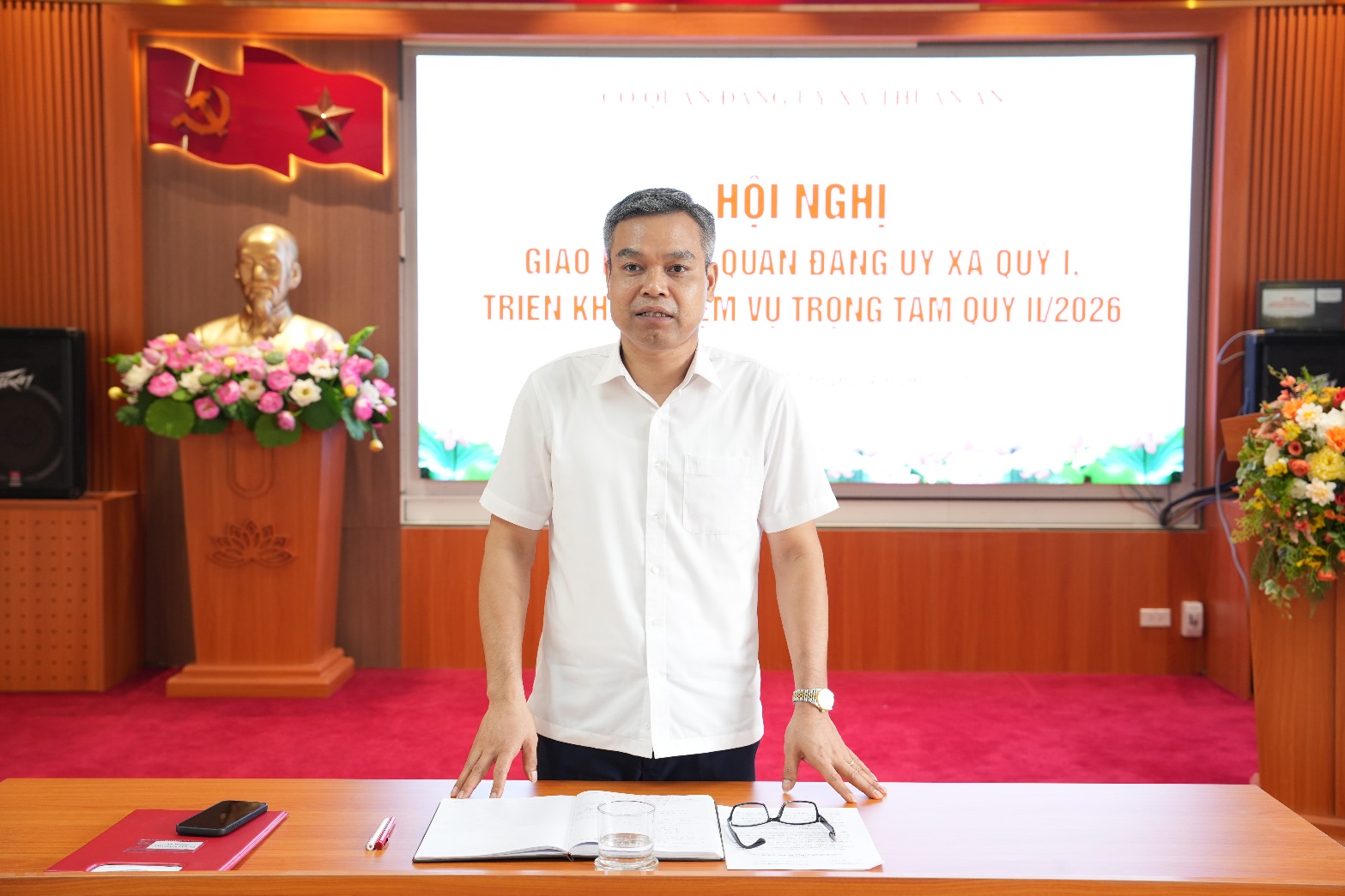 A person standing in front of a screen  AI-generated content may be incorrect.