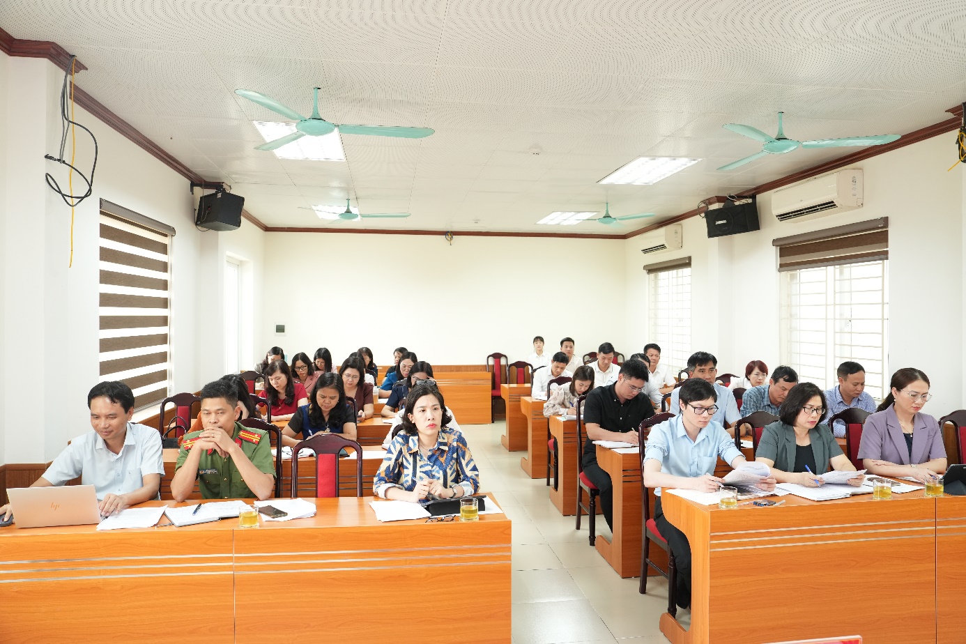 Ảnh có chứa trong nhà, trang phục, tường, đồ đạc  Nội dung do AI tạo ra có thể không chính xác.