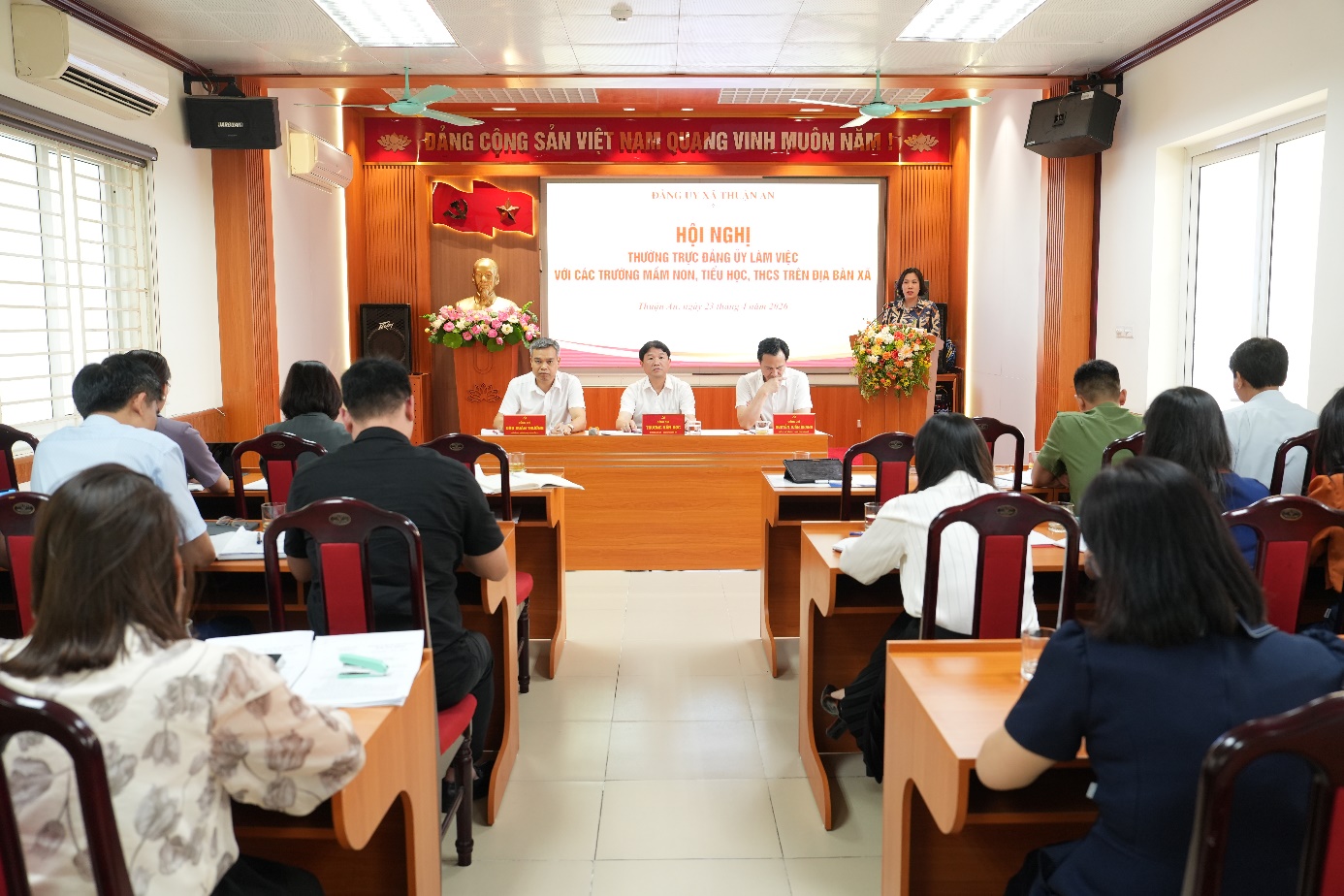 Ảnh có chứa trang phục, trong nhà, ghế, đồ đạc  Nội dung do AI tạo ra có thể không chính xác.