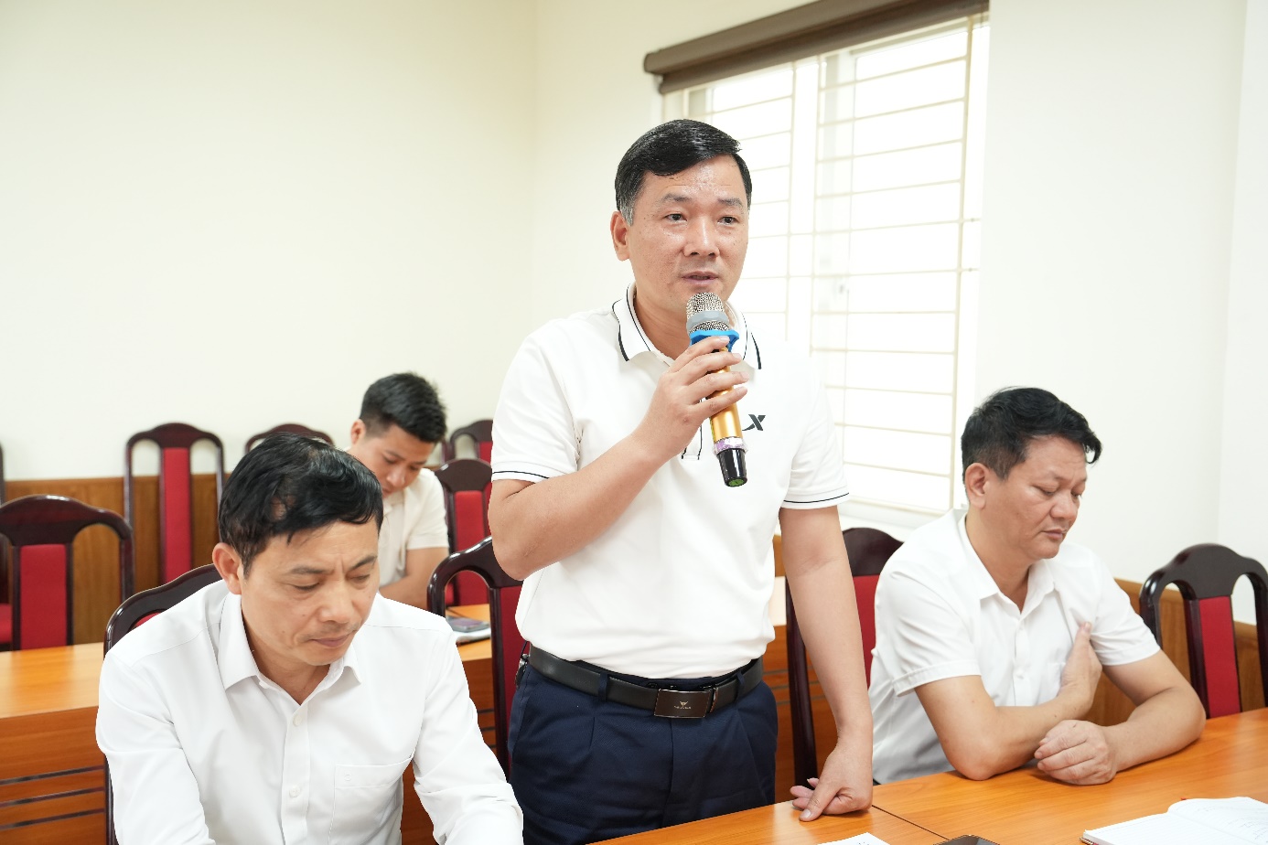 Ảnh có chứa trang phục, người, Mặt người, trong nhà  Nội dung do AI tạo ra có thể không chính xác.