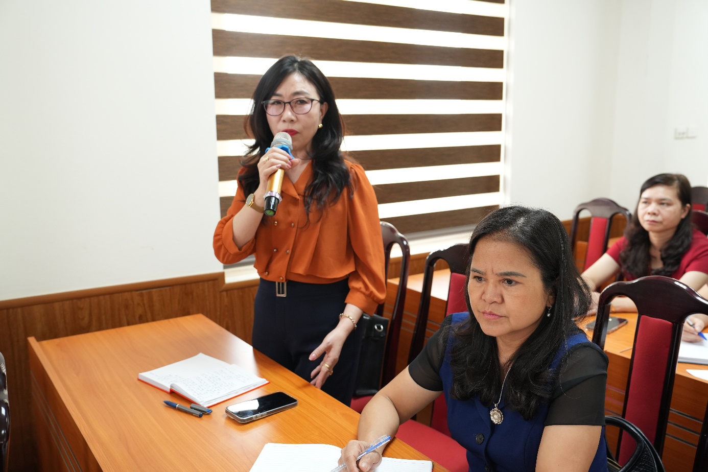 Ảnh có chứa trang phục, người, Mặt người, tường  Nội dung do AI tạo ra có thể không chính xác.