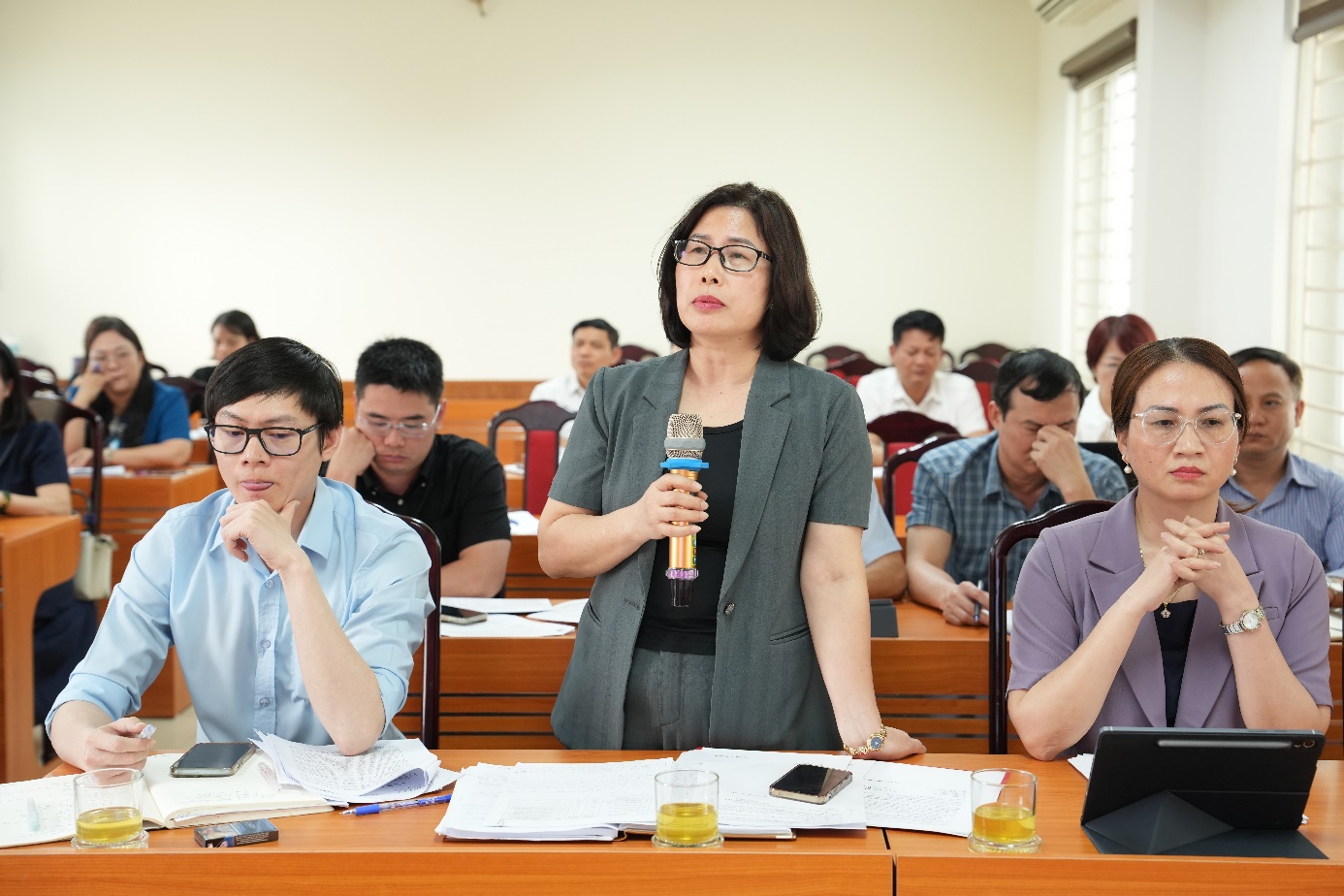 Ảnh có chứa trang phục, người, trong nhà, Mặt người  Nội dung do AI tạo ra có thể không chính xác.