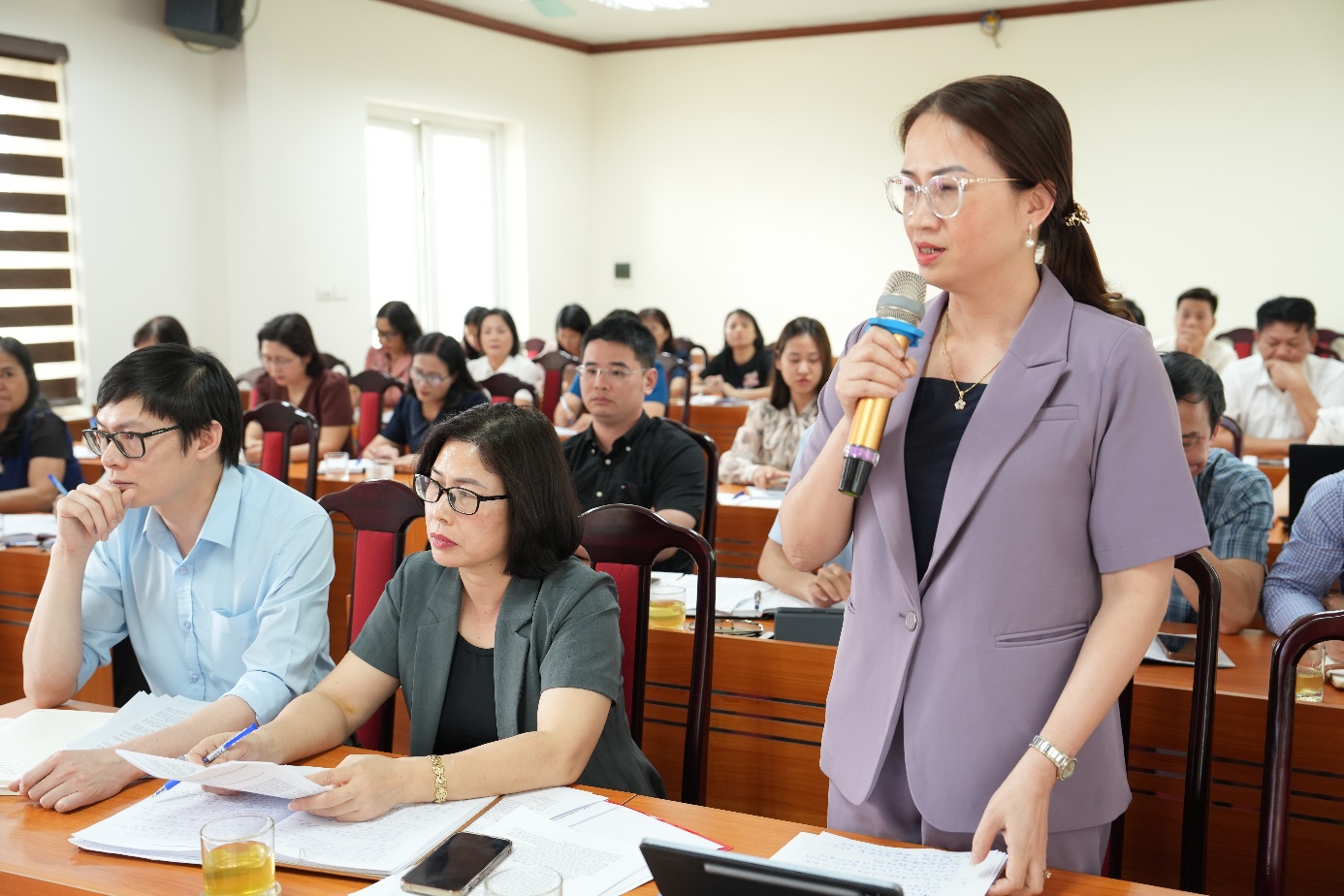 Ảnh có chứa trang phục, người, Mặt người, trong nhà  Nội dung do AI tạo ra có thể không chính xác.