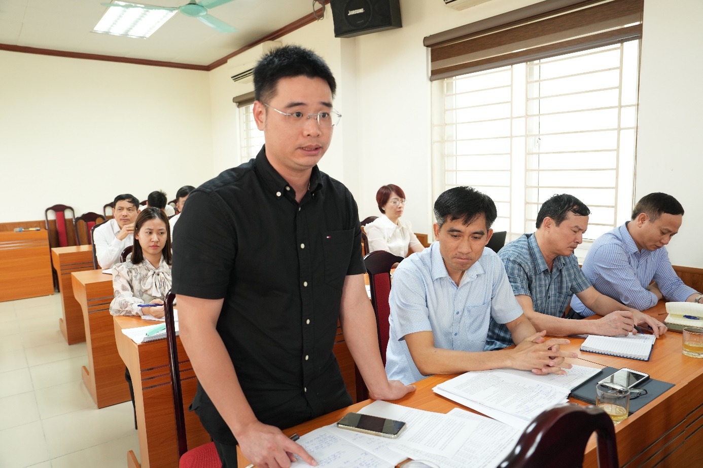 Ảnh có chứa trang phục, người, trong nhà, đàn ông  Nội dung do AI tạo ra có thể không chính xác.