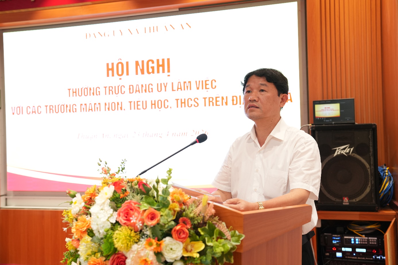 Ảnh có chứa hoa, trong nhà, văn bản, người  Nội dung do AI tạo ra có thể không chính xác.