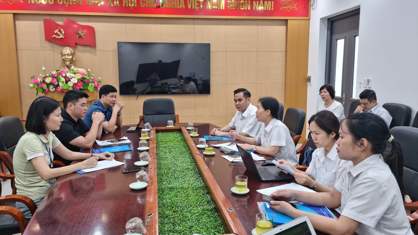 Xã Thuận An tập trung quyết liệt tiêm vắc xin phòng chống dịch bệnh cho đàn gia súc, gia cầm và tiêm phòng dại chó, mèo- Ảnh 3.