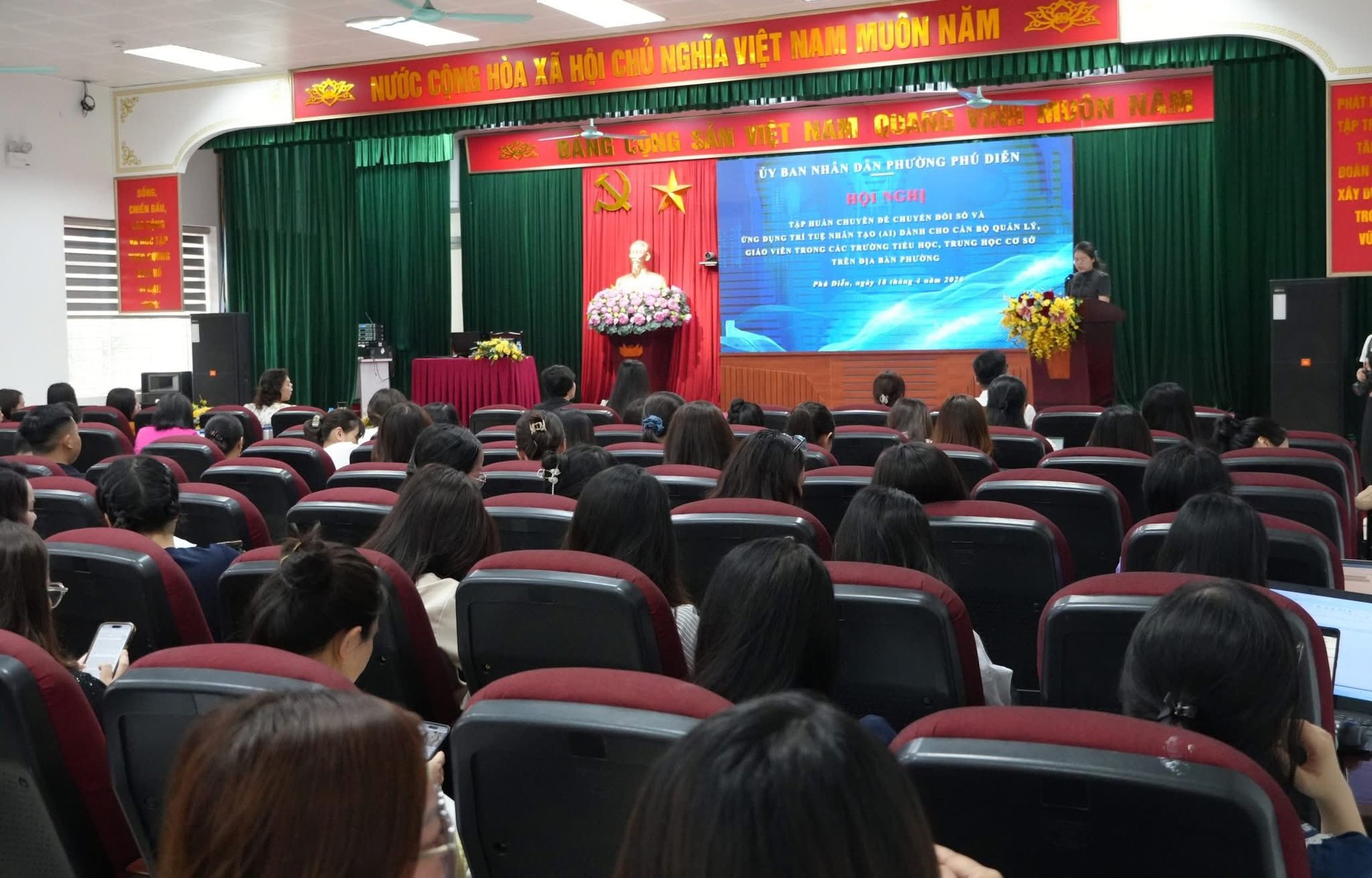 Phường Phú Diễn tập huấn AI cho 130 giáo viên THCS- Ảnh 1.