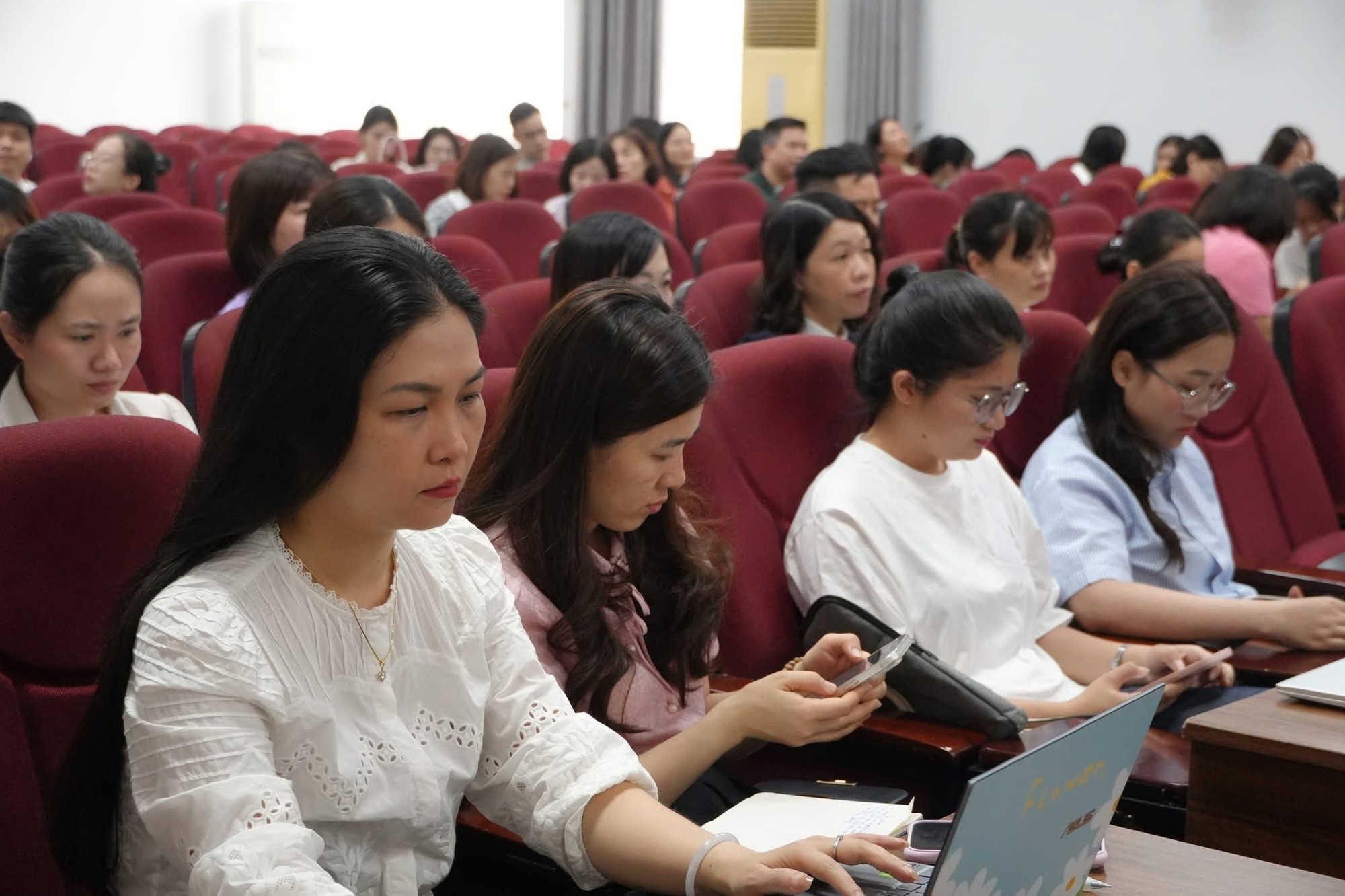 Phường Phú Diễn tập huấn AI cho 130 giáo viên THCS- Ảnh 2.