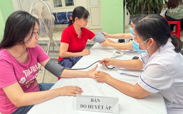 Người dân thực hiện đo huyết áp