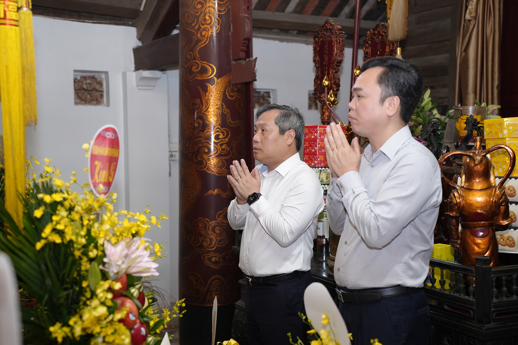 Chủ tịch UBND TP Hà Nội Vũ Đại Thắng dâng hương tại "Đệ nhất tùng lâm" chùa Láng- Ảnh 1.