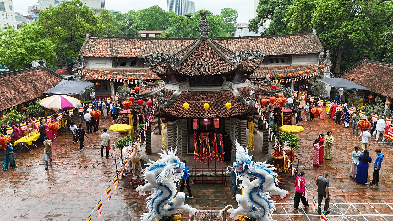 Chủ tịch UBND TP Hà Nội Vũ Đại Thắng dâng hương tại "Đệ nhất tùng lâm" chùa Láng- Ảnh 2.