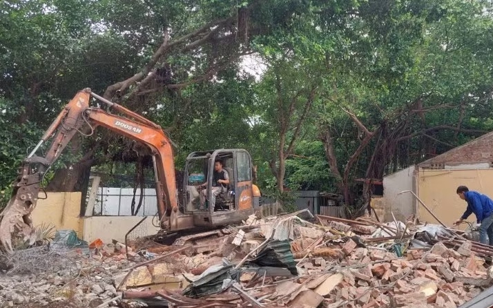 Lực lượng chức năng phường Thanh Xuân tháo dỡ công trình để bàn giao mặt bằng cho chủ đầu tư dự án đường Vành đai 2,5.