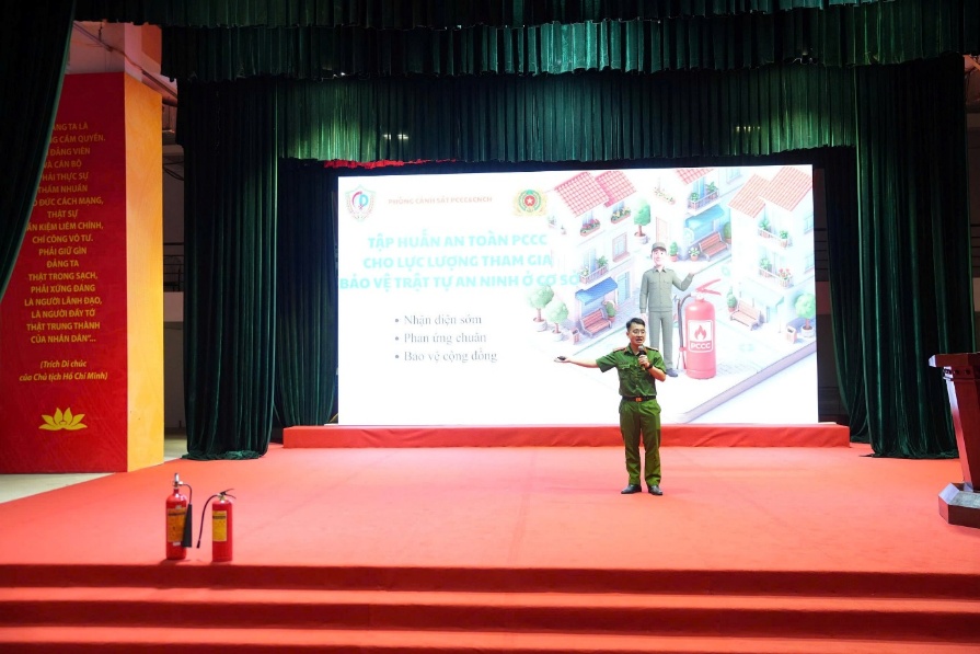 Hội nghị tuyên truyền, tập huấn, huấn luyện nghiệp vụ PCCC&CNCH cho lực lượng dân phòng, Trưởng các thôn, Tổ trưởng tổ dân phố trên địa bàn xã Gia Lâm năm 2026- Ảnh 2.