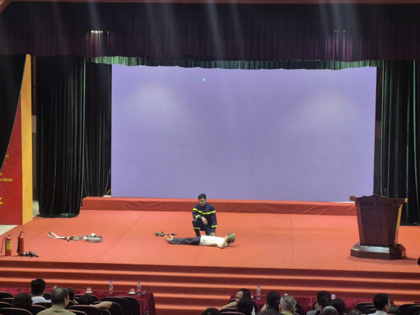 Hội nghị tuyên truyền, tập huấn, huấn luyện nghiệp vụ PCCC&CNCH cho lực lượng dân phòng, Trưởng các thôn, Tổ trưởng tổ dân phố trên địa bàn xã Gia Lâm năm 2026- Ảnh 4.