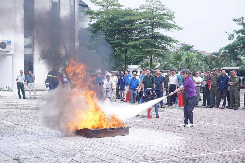 Hội nghị tuyên truyền, tập huấn, huấn luyện nghiệp vụ PCCC&CNCH cho lực lượng dân phòng, Trưởng các thôn, Tổ trưởng tổ dân phố trên địa bàn xã Gia Lâm năm 2026- Ảnh 5.