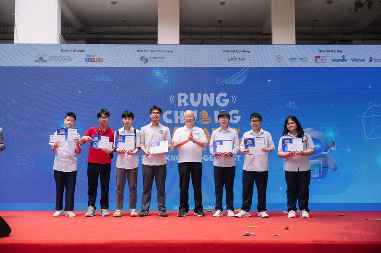 Có thể là hình ảnh về văn bản cho biết 'Đon/tchúc Εaπν| TOB's FABLAB TAQUIANGLO Nhà tal NhàtltroKimCuong trợ Kim Curơrng Smarteom Nhàt Aitn Vàng SAVINN (24 BDVO BICO NhÀ i trợ Bạc Vencontarck Vietravel BUV Smrarta <RUNG