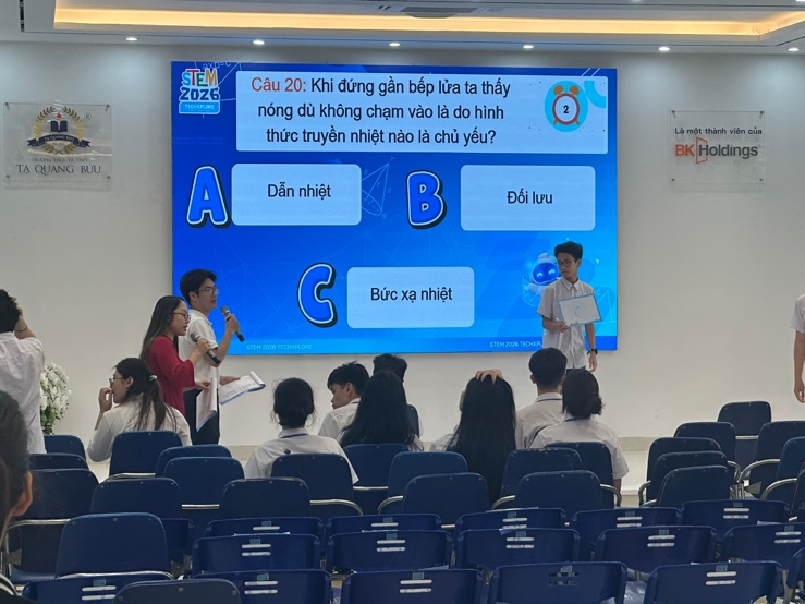 Có thể là hình ảnh về văn bản cho biết 'STEM ZOZ6 TEKPEИC TA QUANG Bu Câu 20: Khi đứng gần bếp lửa ta thấy nóng dù không chạm vào là do hình thức truyền nhiệt nào là chủ yếu? Dẫn nhiệt A Lmột thảnh iên LàmtthianhvienGia viên ื BK BKHoldings Đối lưu Bức xạ nhiệt C 2028 TECHOFLOFE STTM.255HTEC-OP_ aTMrcc EC-OP --'